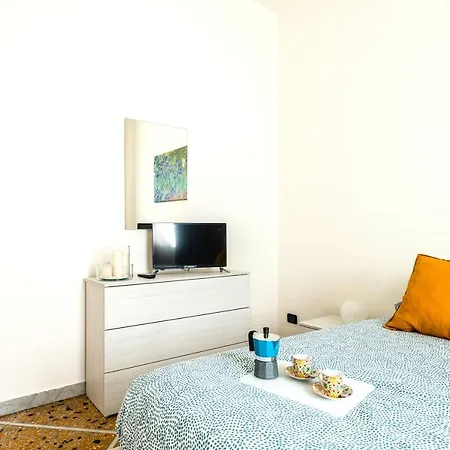 Hostly - The Urban Garden House - 3 Bedrooms, Garden, Great Location!