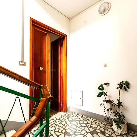 Hostly - The Urban Garden House - 3 Bedrooms, Garden, Great Location!