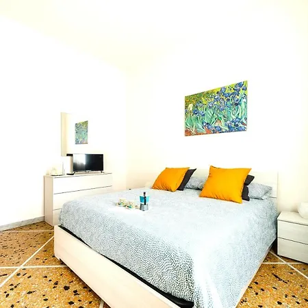 Hostly - The Urban Garden House - 3 Bedrooms, Garden, Great Location! * Pisa