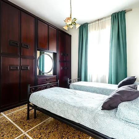 Hostly - The Urban Garden House - 3 Bedrooms, Garden, Great Location! * Pisa