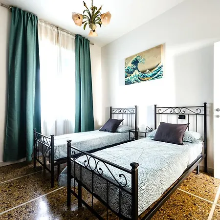Apartment Hostly - The Urban Garden House - 3 Bedrooms, Garden, Great Location! *