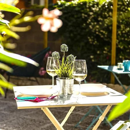 Hostly - The Urban Garden House - 3 Bedrooms, Garden, Great Location!