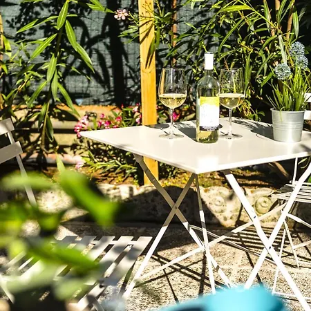 Hostly - The Urban Garden House - 3 Bedrooms, Garden, Great Location! *