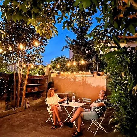 Apartment Hostly - The Urban Garden House - 3 Bedrooms, Garden, Great Location! *