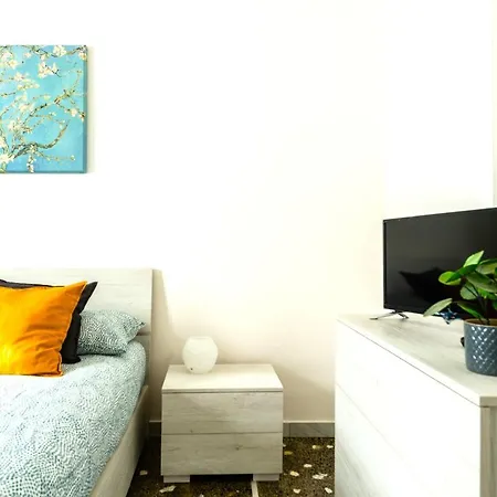 Hostly - The Urban Garden House - 3 Bedrooms, Garden, Great Location! Apartment *